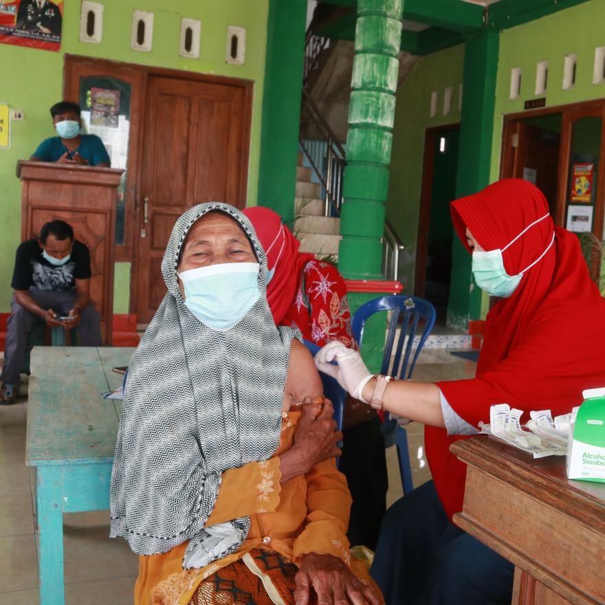 Vaksinasi di Desa Kaliombo terlaksana dengan Baik